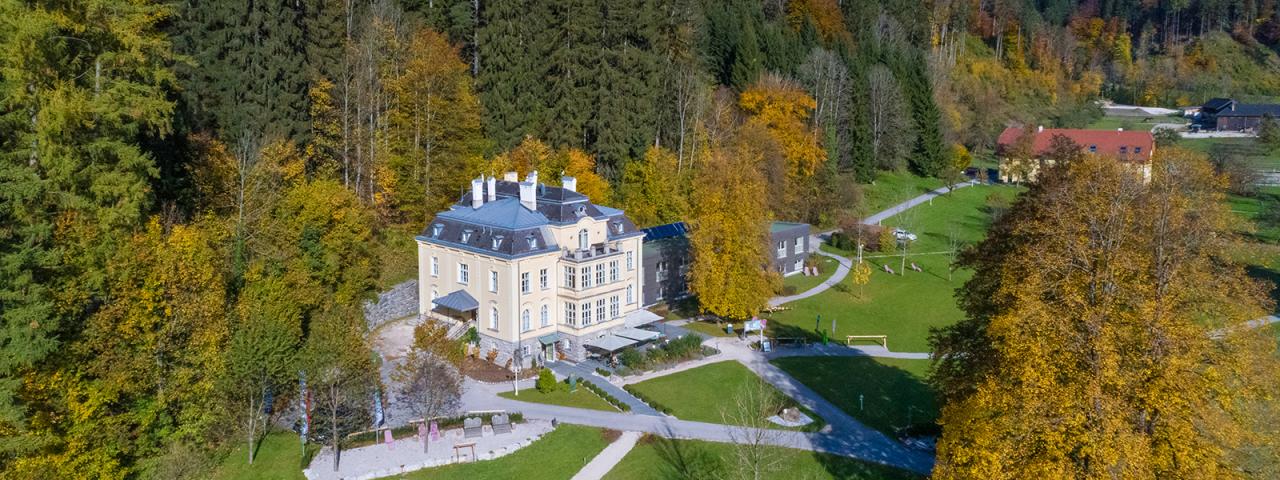 Flugaufnahme von Gebäude und Gartenanlage der Villa Sonnwend National Park Lodge in Roßleithen