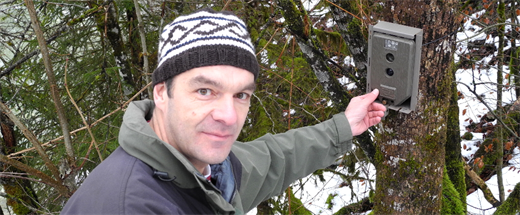 Christan Fuxjäger kontrolliert ob ein Luchs durch die Fotofalle gelaufen ist © Nationalpark Kalkalpen Stückler